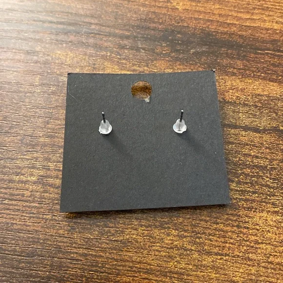 Lady skull stud earrings - Picture 2 of 3